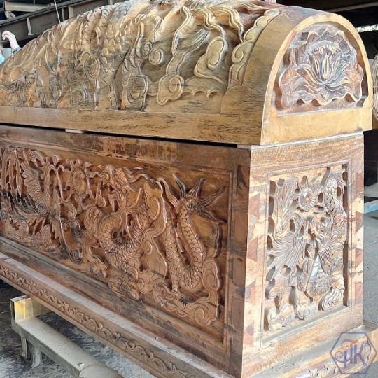 Hòm Loại Gỗ Sao Cát, Chạm Nổi